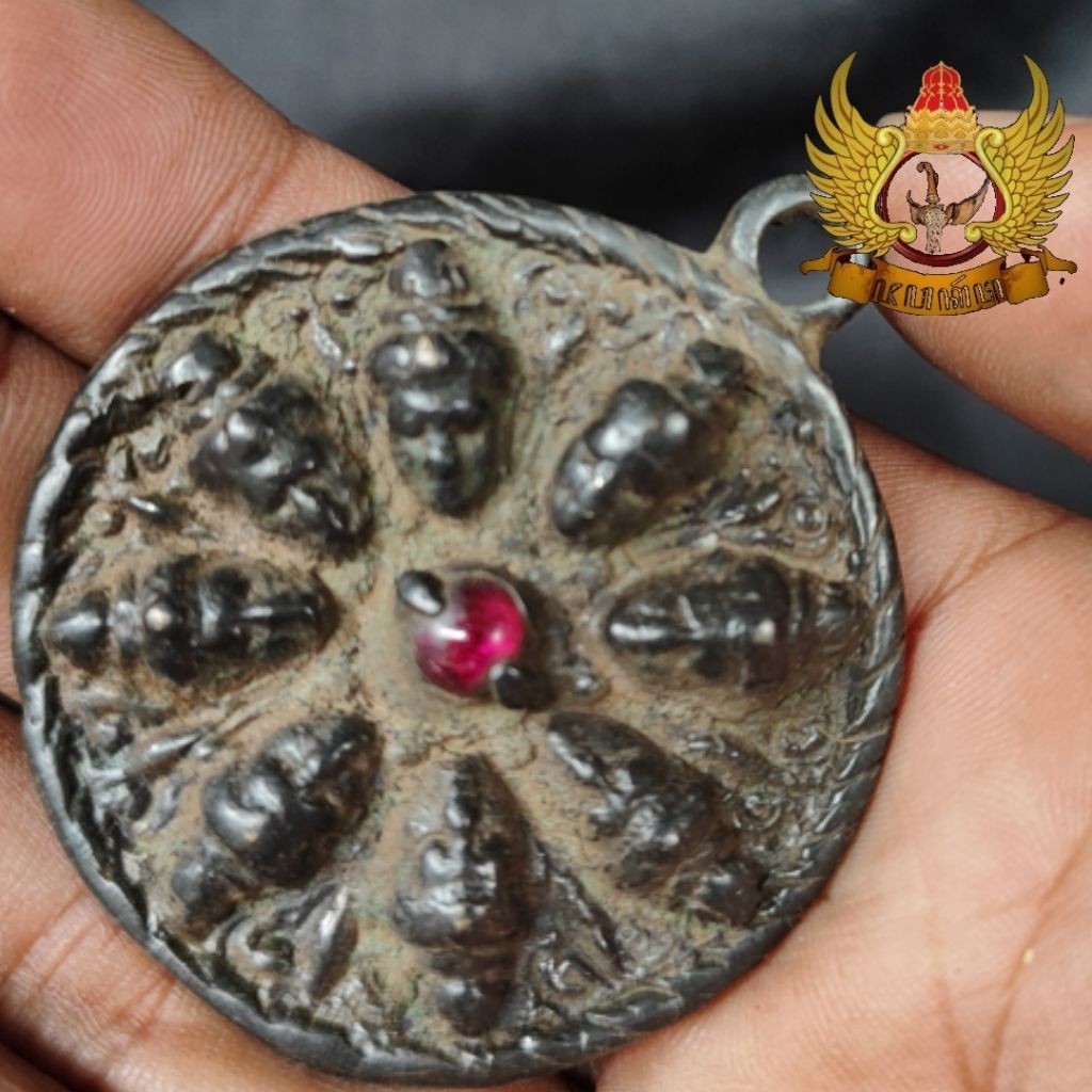 Liontin Majapahit Bahan Perunggu Ukir Unik Hias Batu Merah