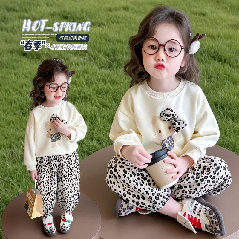 Setelan celana motif macan tutul yang modis untuk anak perempuan