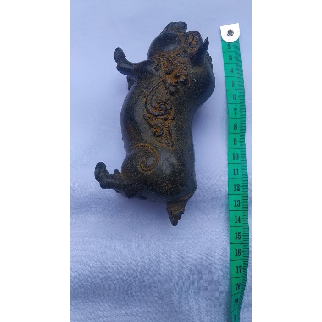 Patung babi kuningan trt742450