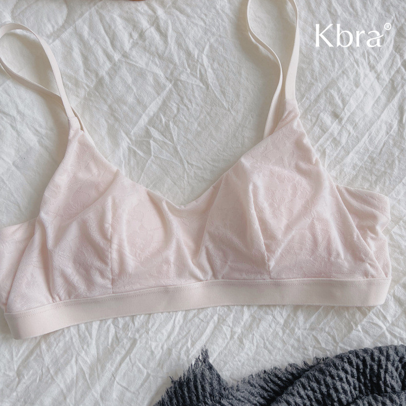 Aura IntimBra tanpa kawat dengan cup segitiga tipis untuk wanita berpayudara kecil.