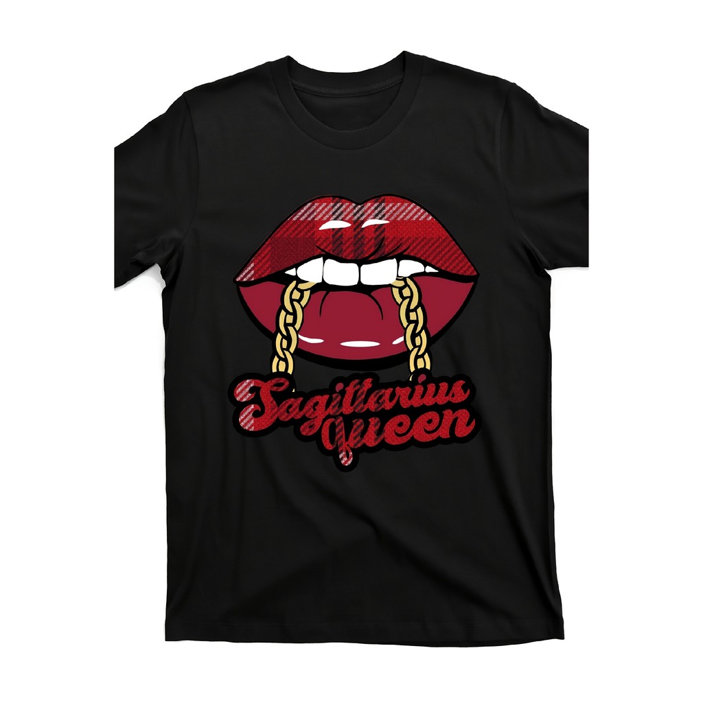 Kaos Zodiak Sagitarius Queen - Desain Astrologi Hitam dengan Bibir Merah & Kalung Emas, Tulisan "Sag