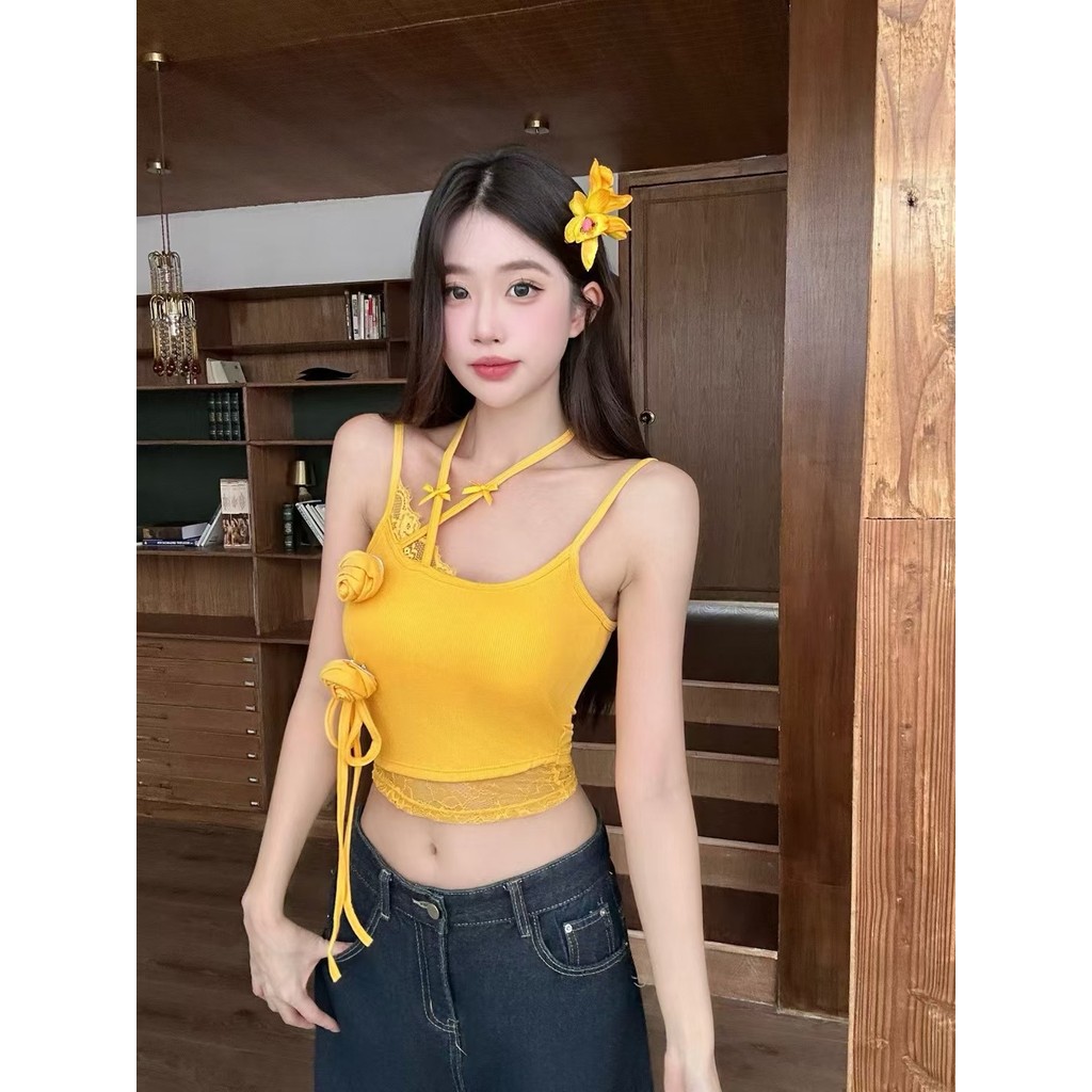 Atasan kamisol bertali silang dengan bra tanpa punggung terintegrasi dan bra berbusa.