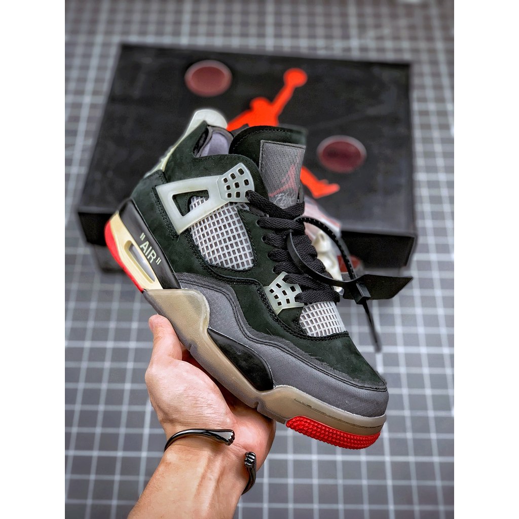 Off-White x Air Jordan 4 "Bred" Hitam Merah
OW berwarna hitam abu-abu merah
