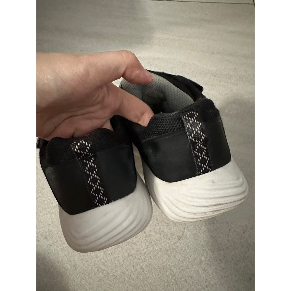 Preloved Sepatu Sekolah Skechers Hitam Go Run US 4/36