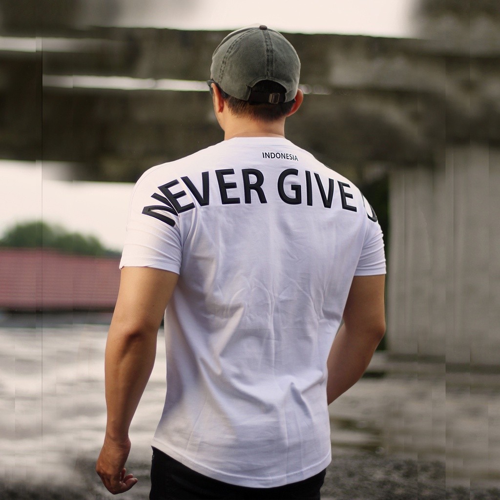 <Kaos Katun> KAOSBOS.ID - Kaos Distro Atasan Indonesia 3D Never Give Up Sablon Timbul Piramid