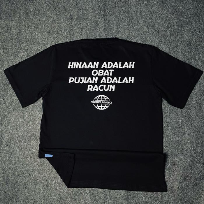 T-Shirt HINAAN ADALAH OBAT, PUJIAN ADALAH RACUN, SINISTER-Combed24s,Kaos kata kata - Hitam, M