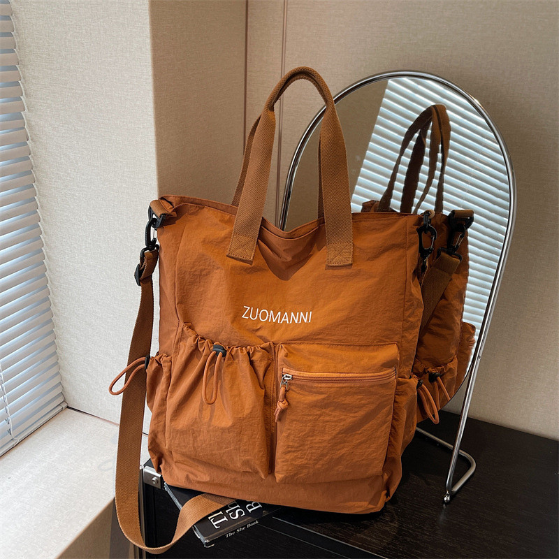 Tas selempang kasual dengan banyak kantong