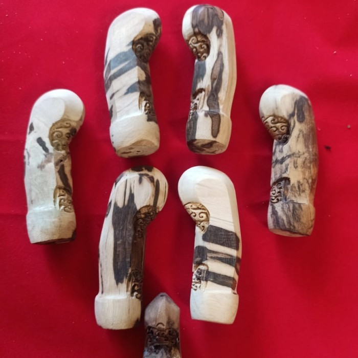 Deder keris kayu timo