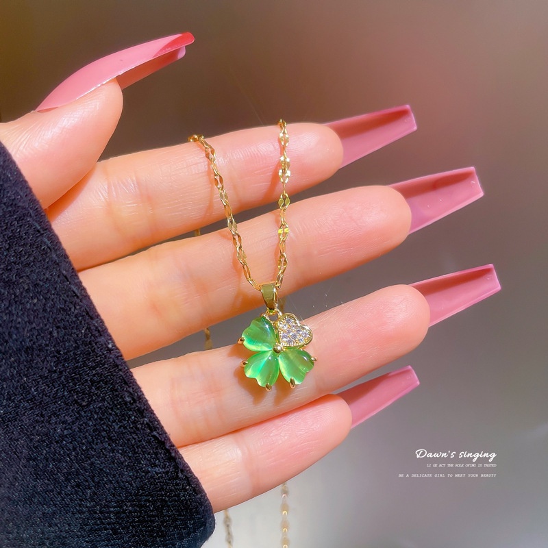Xiaoboacc Baja Titanium Hijau Empat Daun Clover Liontin Wanita Micro Inlay Zirkon Klavikula Rantai Kalung