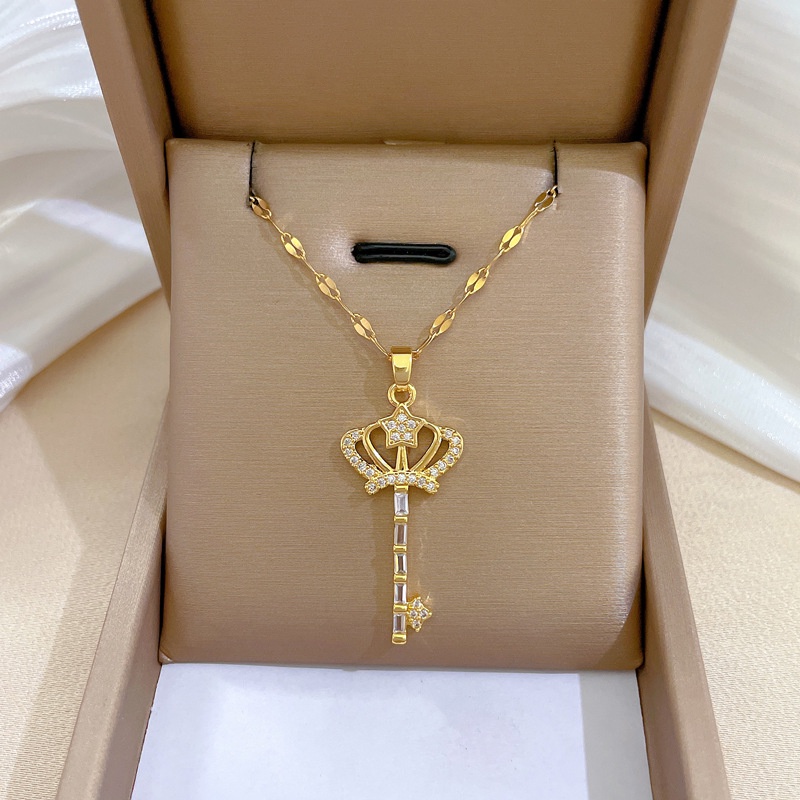 Xiaoboacc Baja Titanium Korea Fashion Berlian Mahkota Kunci Mewah Liontin Wanita Gadis Serbaguna Emas Klavikula Rantai Kalung