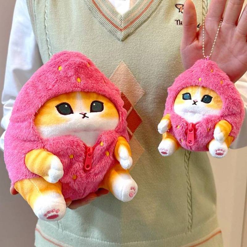 Liontin Boneka Cosplay Strawberry Mainan Mewah Kucing Lembut Dan Nyaman Untuk Dekorasi Rumah