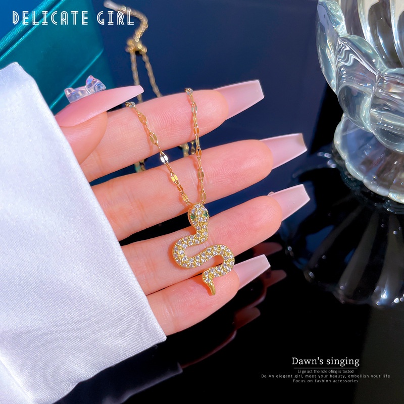 Xiaoboacc Baja Titanium Wanita Fashion Berlian Penuh Mata Hijau Ular Emas Klavikula Rantai Kalung