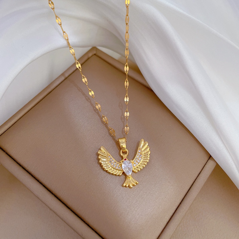 Xiaoboacc Baja Titanium Wanita Fashion Istana Gaya Micro Hias Berlian Sayap Emas Klavikula Rantai Kalung