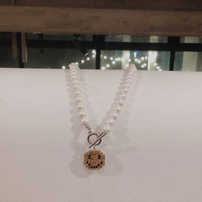 Berlian Bertatahkan Smiley Face OT Gesper Gaya Pendek Mutiara Kalung Aksesoris Liontin Sederhana Fashion Klavikula Rantai