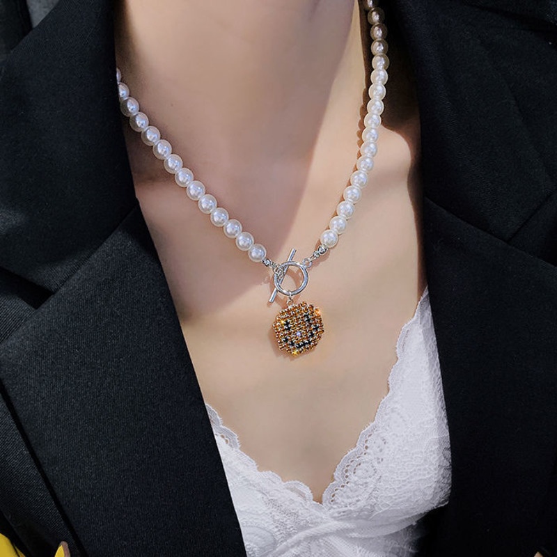 Berlian Bertatahkan Smiley Face OT Gesper Gaya Pendek Mutiara Kalung Aksesoris Liontin Sederhana Fashion Klavikula Rantai