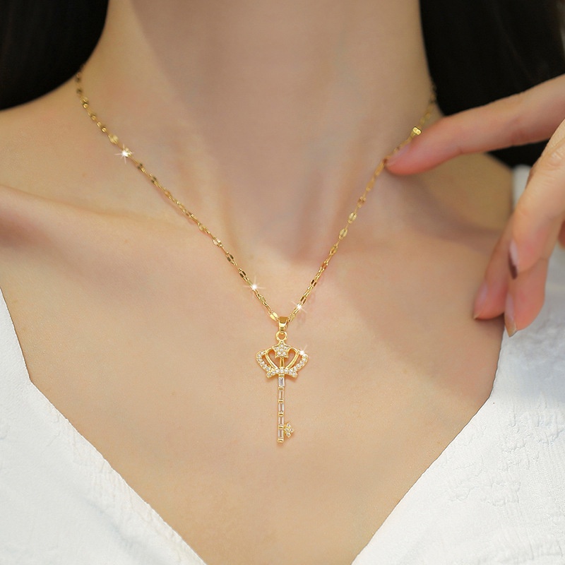 Xiaoboacc Baja Titanium Korea Fashion Berlian Mahkota Kunci Mewah Liontin Wanita Gadis Serbaguna Emas Klavikula Rantai Kalung