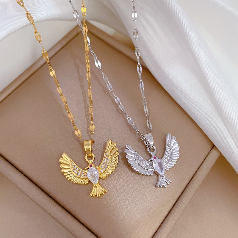 Xiaoboacc Baja Titanium Wanita Fashion Istana Gaya Micro Hias Berlian Sayap Emas Klavikula Rantai Kalung