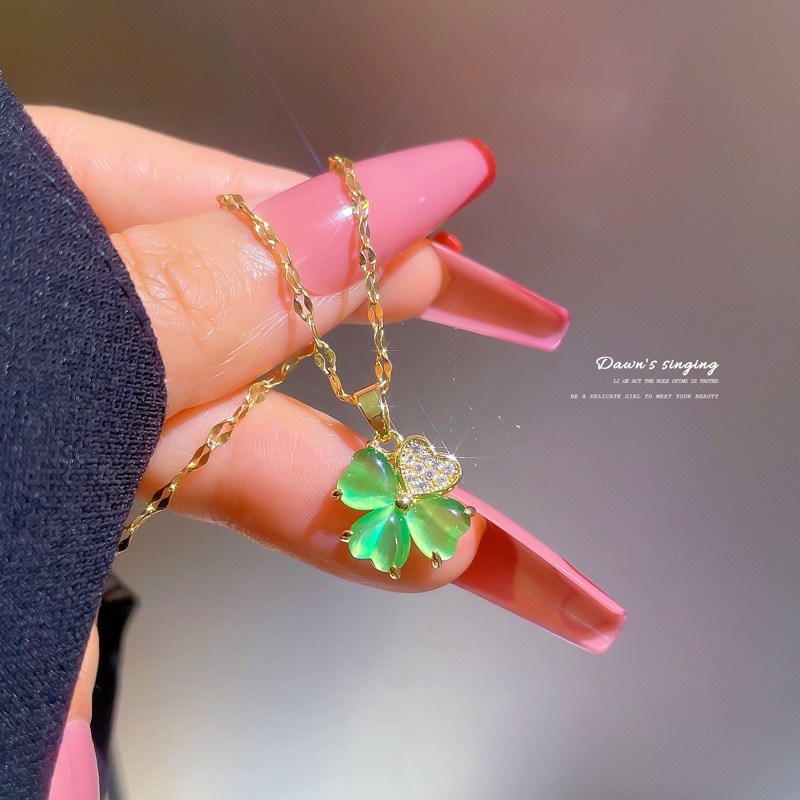 Xiaoboacc Baja Titanium Hijau Empat Daun Clover Liontin Wanita Micro Inlay Zirkon Klavikula Rantai Kalung