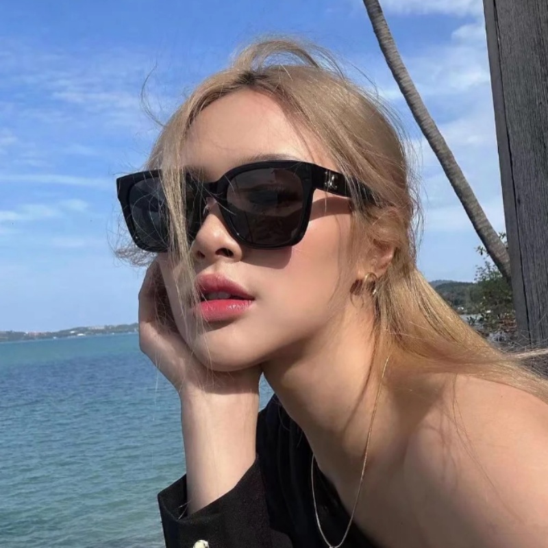 Roselife Ins Trendy Emas C Besar Square Frame Sunglasses Untuk Wanita Pria Keren Hitam Oversize Sunny Kacamata Liburan Luar Ruangan Mengemudi Kacamata Kacamata Warna Perlindungan UV400 Kacamata