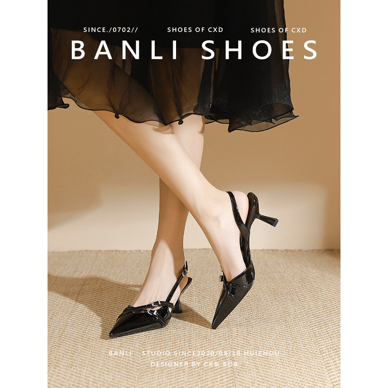 Banli sepatu hitam tinggi 2025 baru musim panas tali pinggang kucing dengan kulit cat sandal wanita