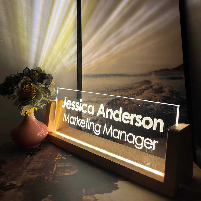 

Plat Tanda Personalisasi dengan Pangkalan Kayu Petir Nama Akrilik Kantor Desk Decor Hadiah untu