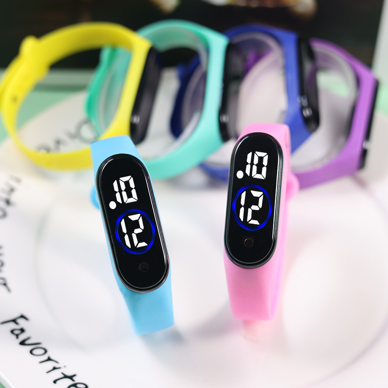 Waktu elektronik untuk siswa sekolah utama dan menengah menyentuh jam tangan olahraga.