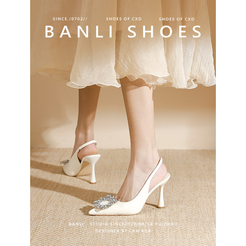 Ban Li's menakjubkan sepatu putih menunjukkan tinggi dengan desain tumit ringan dan sandal nike rhin