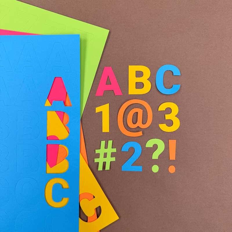 

FreshCut Crafts A.B.C.D.E. 636 pieces 3.81 cm. Bright bulletin board letters and numbers, capit