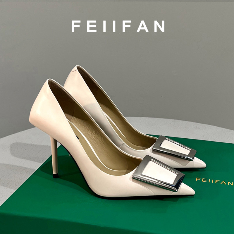 Sepatu putih tinggi untuk wanita di semi musim gugur 2025, dengan tumit ringan dan perasaan tinggi.