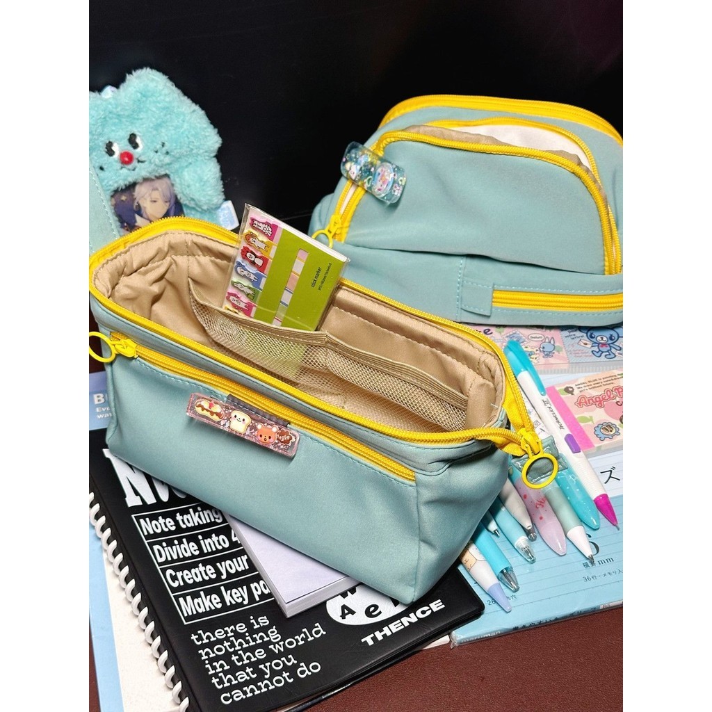 

MANCHE Kotak Pensil Seri Kuning dan Hijau Asli Kapasitas Besar Tas Kosmetik Nilon Tiga Dimensi Kota