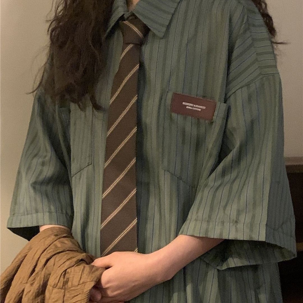 Kemeja Cewek Casual Wanita Amerika Longgar Serbaguna Desain Gaya Kampus Niche Lengan Pendek Bergaris