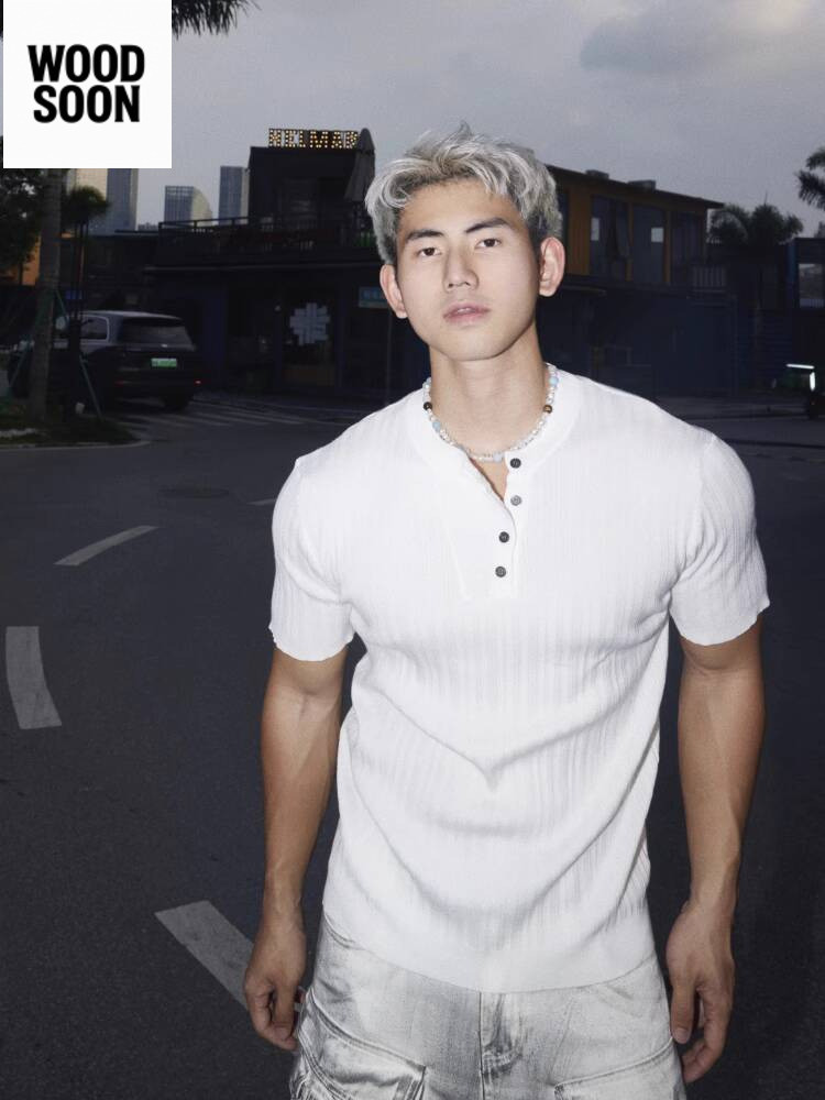 Gaya Uang Lama Kaos Henley Leher Pendek Bergaris Tekstur Putih Amerika Elegan untuk Pria Musim Panas