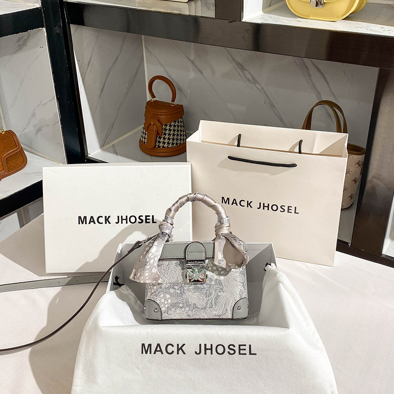 Tas Wanita Import  Tas baldi niche lanjut 2023, kotak tangan yang berpakaian, tas cross body.
