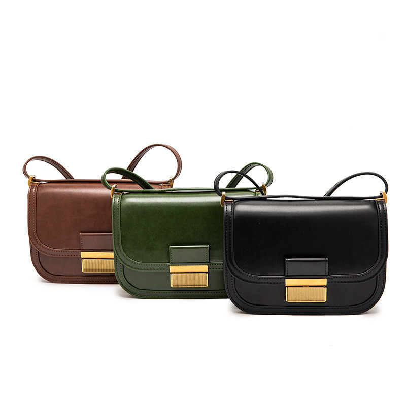 Tas tofu berwarna coklat, bahu besi buckle, tas baru fashionable wanita 2024 flip up armpit