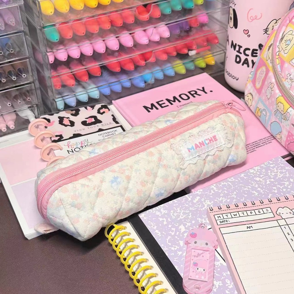 

Tas Pensil Terbuka Bunga Lembut Asli Seri MANCHE Tas Penyimpanan Desktop Hati Feminin Lucu Kotak Al