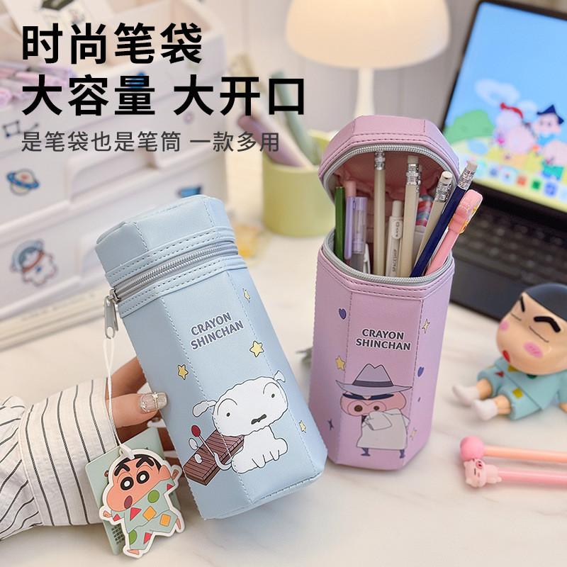 

Kotak Pensil Terbaru Kartun Crayon Shin-chan Asli, Tempat Pensil Vertikal PU yang Lucu dan Tahan Lama, Perlengkapan Belajar dengan Import