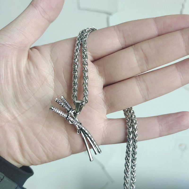 Kalung Keren One Piece Zoro Liontin Tiga Pedang Pria dan Wanita Hantu Cos Anime Tiga Pedang Aksesor