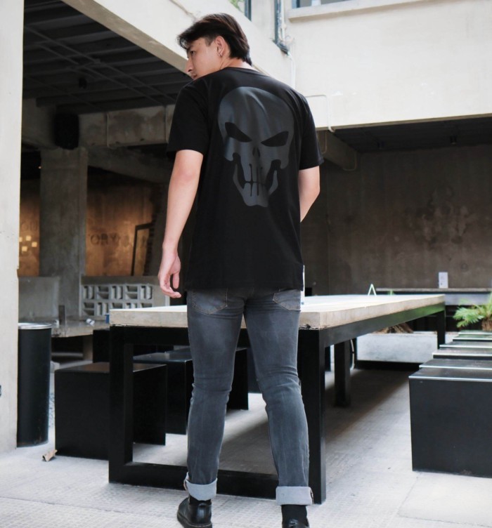 Kaos pria regular warna hitam tengkorak belah merah