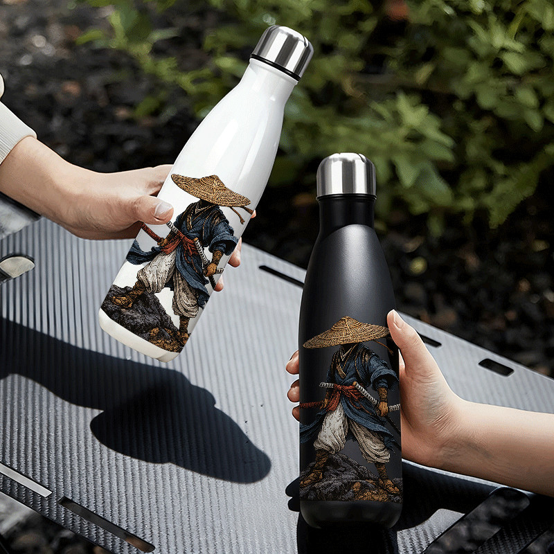 Samurai Gaya Tiga Pedang dengan Topi Jerami,Botol air terisolasi berbentuk botol Coca-Cola, terbuat 