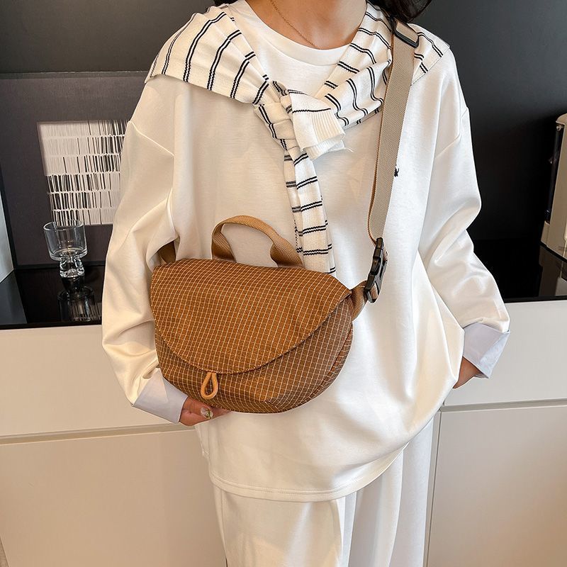 Tas Dada Olahraga Kain Nilon Kasual Gaya Baru Tas Pinggang Bahu Kotak-kotak Sederhana dan Ringan Tas