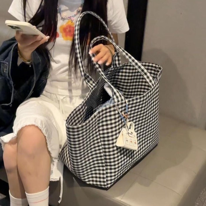 Tas Kanvas Kotak-kotak Hitam dan Putih Kasual Sederhana Ins Jepang Tas Tote Kapasitas Besar Wanita T