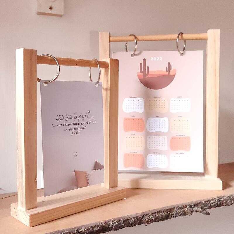 

Stand Gantungan Menu Promo Nomer Meja Kalender Kayu Resto Cafe Jadwal Sekolah Desk