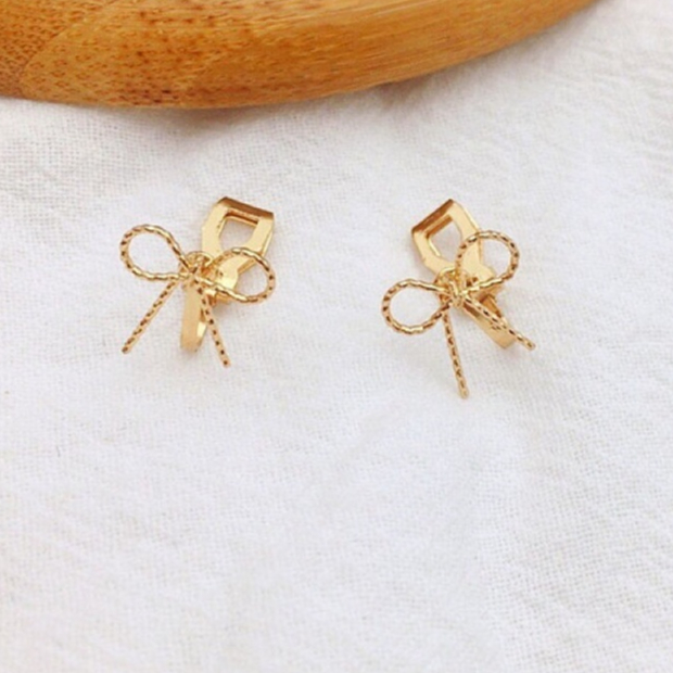 Anting Klip Tanpa Tindik Bentuk Pita Warna Emas / Silver Untuk Wanita