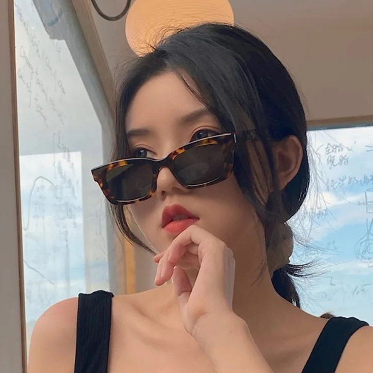 Lady Gentle Kacamata Hitam Wanita Retro Cats Eye Eyewear Sunnies UV Melindungi Luar Ruangan Nuansa Bingkai Kecil Square Liar Eyewear