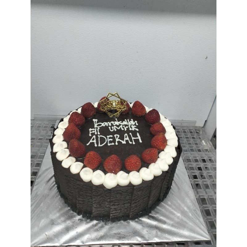 

kue ulang tahun blackforest coklat toping strawbery 20cm