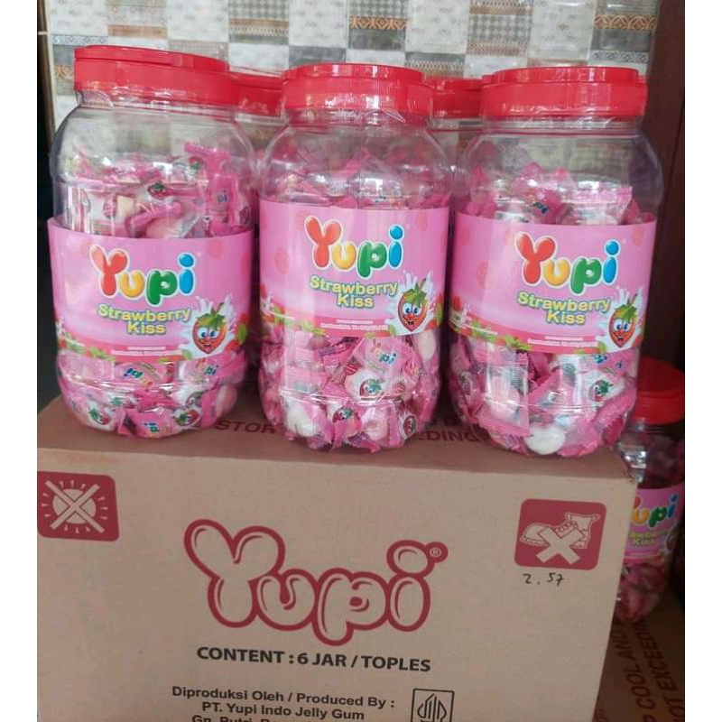 

( DUS / 6 TOPLES ) - Permen Yupi Strawberry Kiss Jar 300gr isi 6 Toples