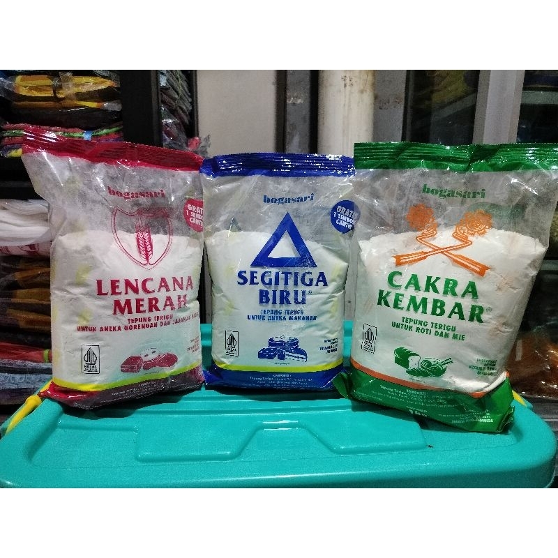 

[Termurah!!] Tepung terigu Bogasari Lencana Merah ,Segitiga Biru, Cakra Kembar kemasan 1kg