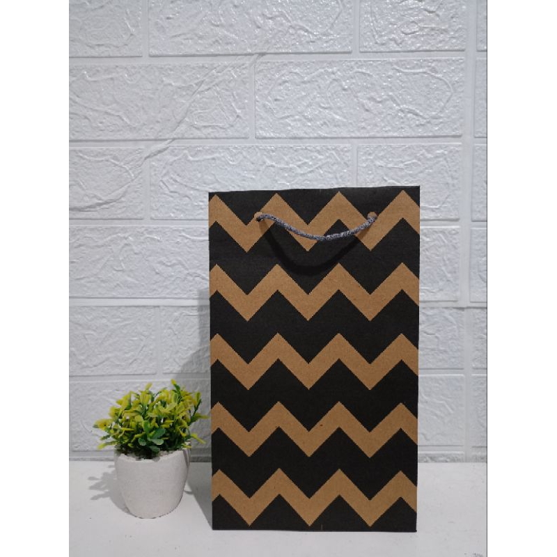 

PAPERBAG WAFER ZIGZAG 15X8X25/PAPERBAG SOUVENIR PERNIKAHAN