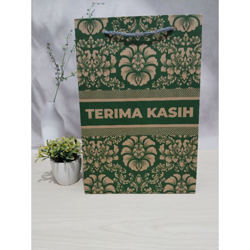 

PAPERBAG BATIK SARUNG 20X10X30/PAPERBAG SOUVENIR
