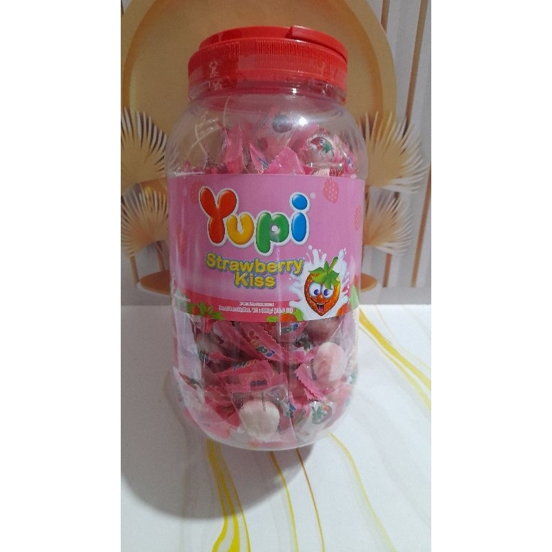 

Yupi toples strawberry kiss
